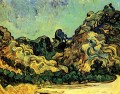 Montañas en Saint Remy con Dark Cottage Vincent van Gogh
